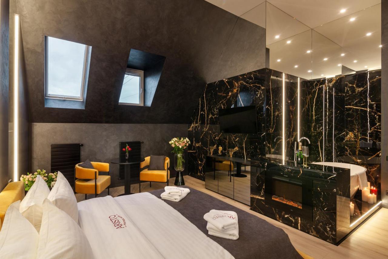 Aristo Jacuzzi Hotel Lviv Kültér fotó