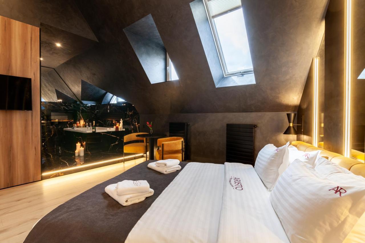 Aristo Jacuzzi Hotel Lviv Kültér fotó