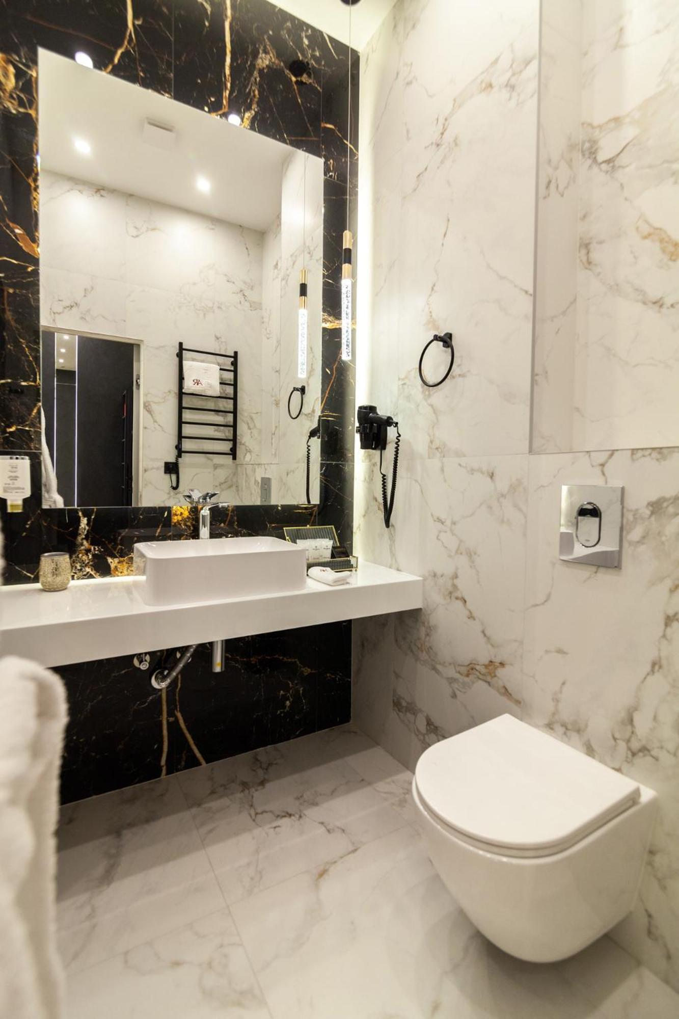 Aristo Jacuzzi Hotel Lviv Kültér fotó