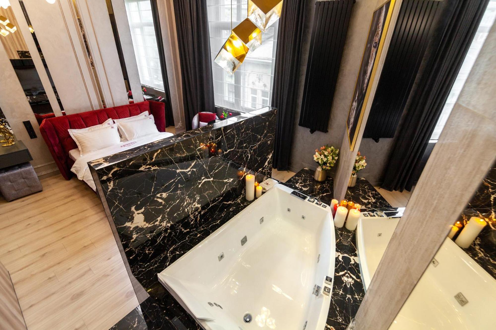 Aristo Jacuzzi Hotel Lviv Kültér fotó