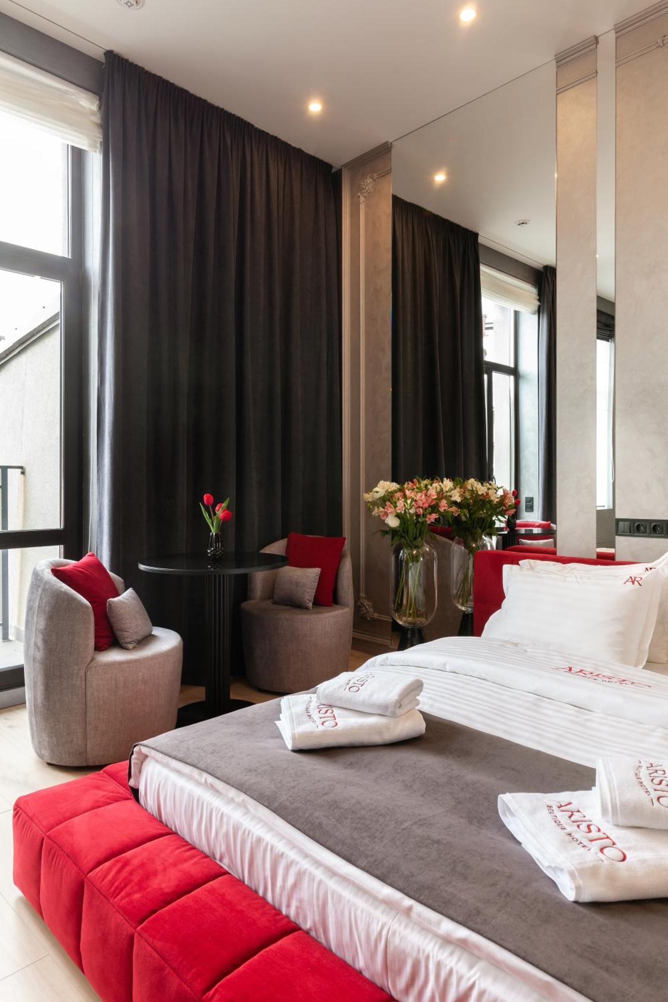 Aristo Jacuzzi Hotel Lviv Kültér fotó