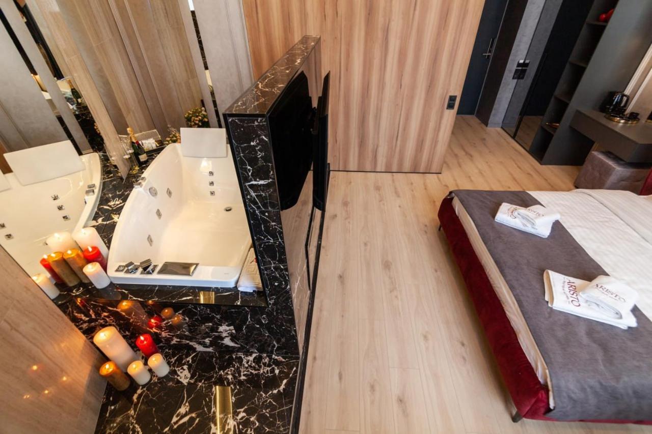 Aristo Jacuzzi Hotel Lviv Kültér fotó